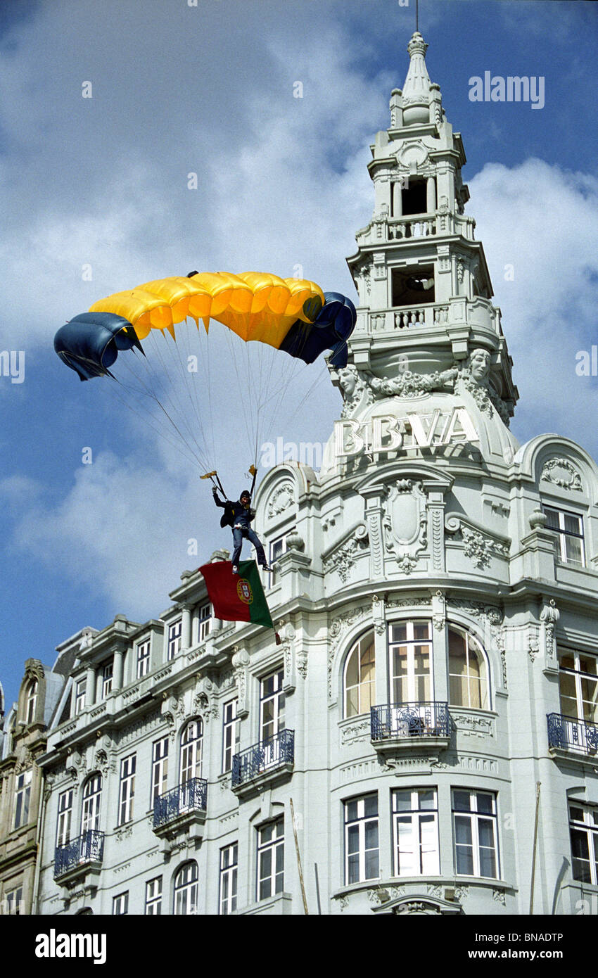Parachutist in Oporto Foto Stock