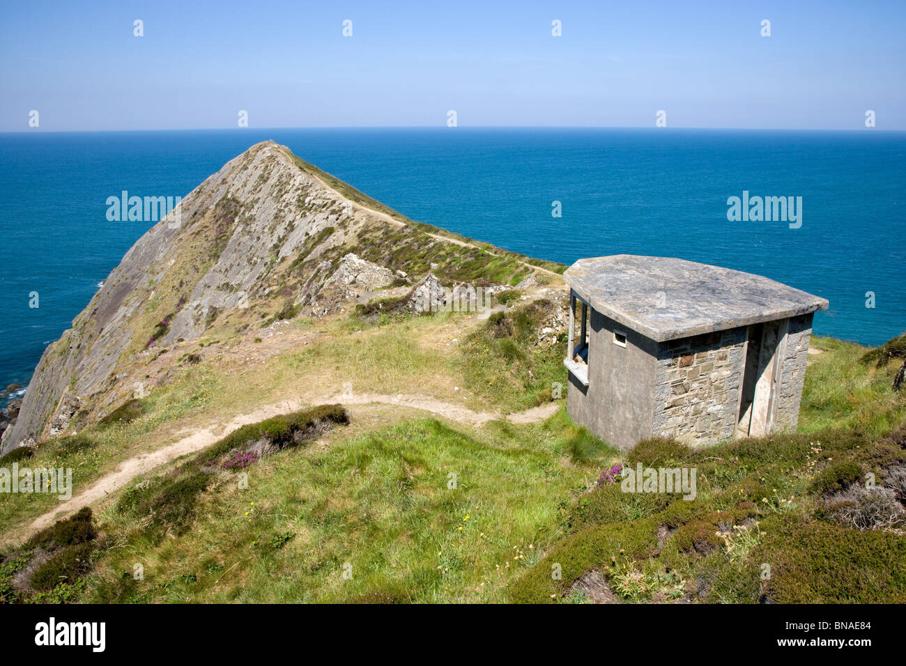 Ha rovinato la guardia costiera della stazione di vedetta sul più alto punto Sharpnose sulla costa sud-ovest il Sentiero vicino a Morwenstow North Cornwall Foto Stock