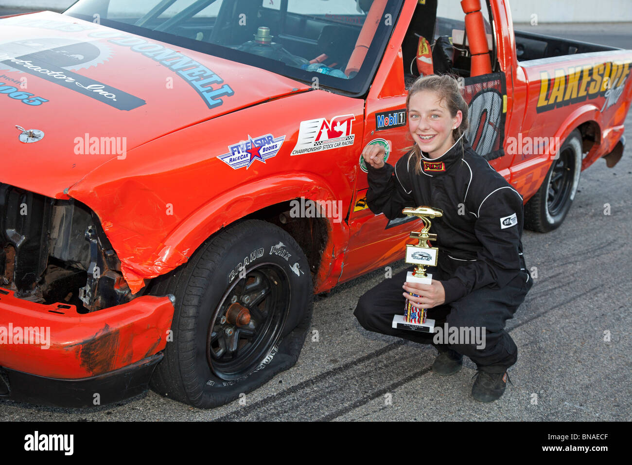 Tredici-anno-vecchio Stock Car gara vincitore Foto Stock