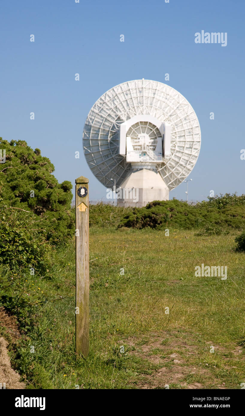 Costa sud-ovest il percorso che passa vicino al governo GCHQ radio stazione di tracking vicino a Morwenstow sulla North Cornish Coast Foto Stock