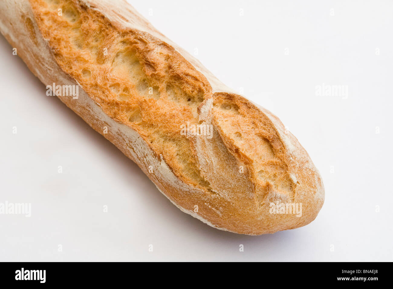 Una metà francese tradizionale bastone di pane su uno sfondo bianco (Francia). Demi-baguette de pain sur fond blanc (Francia). Foto Stock