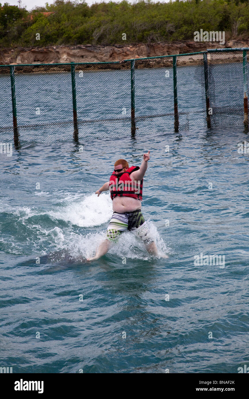 Tourist dolphin sci, armi in aria. Foto Stock