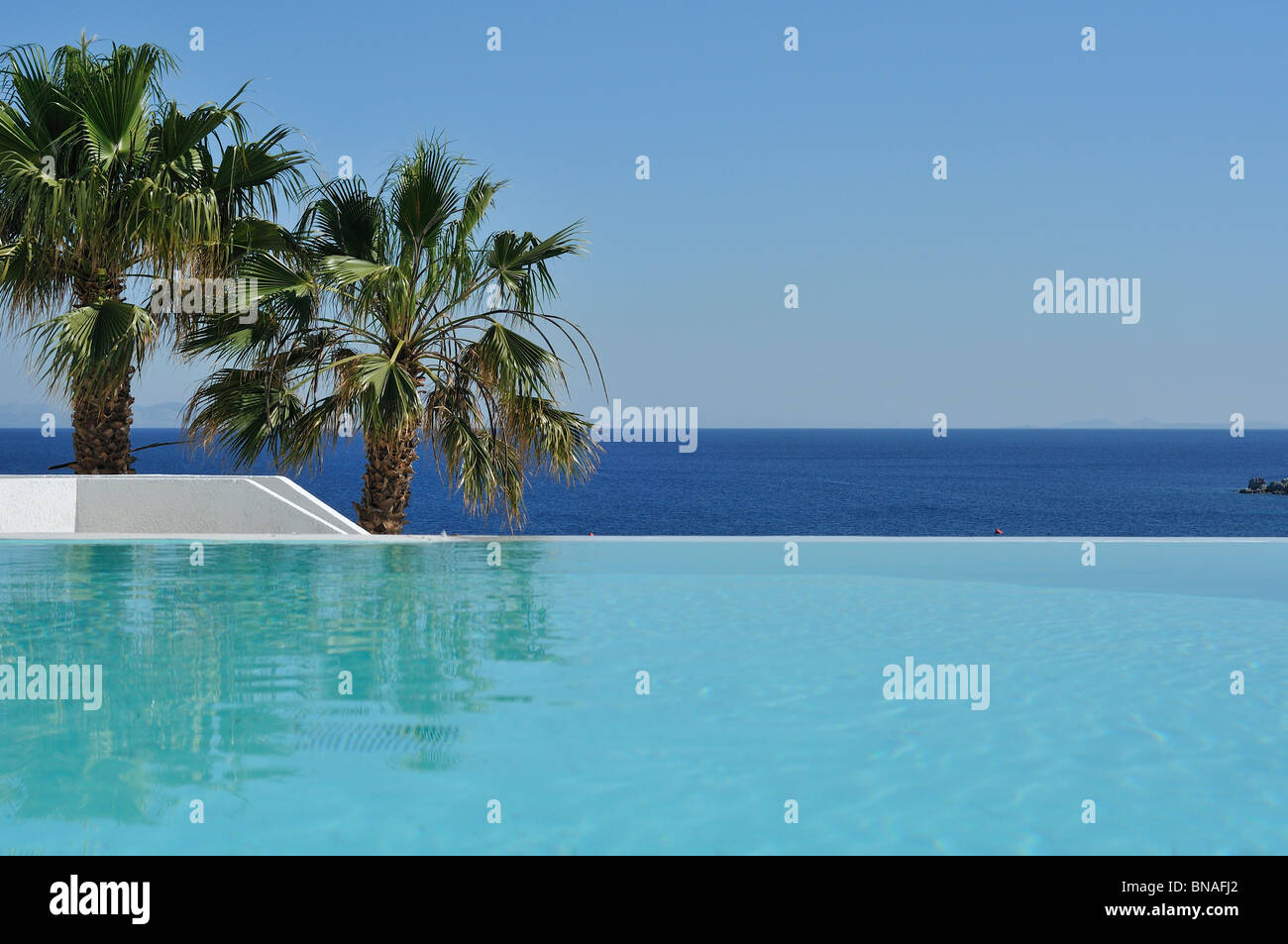 Mykonos. La Grecia. Piscina a sfioro di Hotel Mykonos Blu, Psarou Beach. Foto Stock