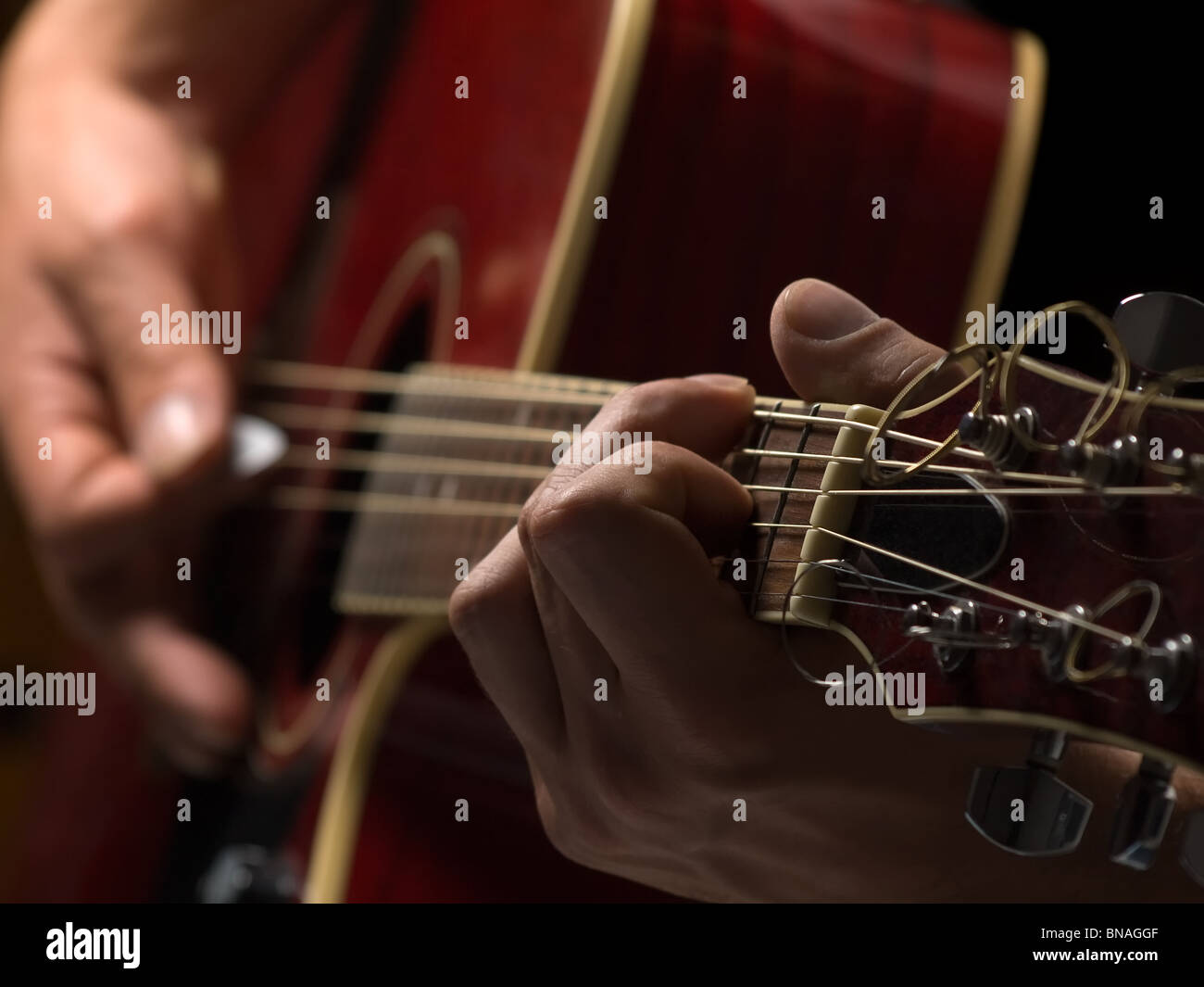 L'uomo suonare la chitarra acustica,shallow DOF, utile per vari intrattenimenti musicali e temi Foto Stock