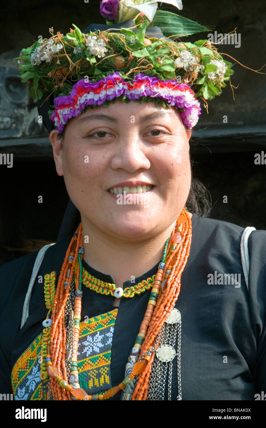 Donna vestita di Paiwan costume tribale a Formosa Cultura Aborigena Village, Sole Luna Lago, Taiwan Foto Stock