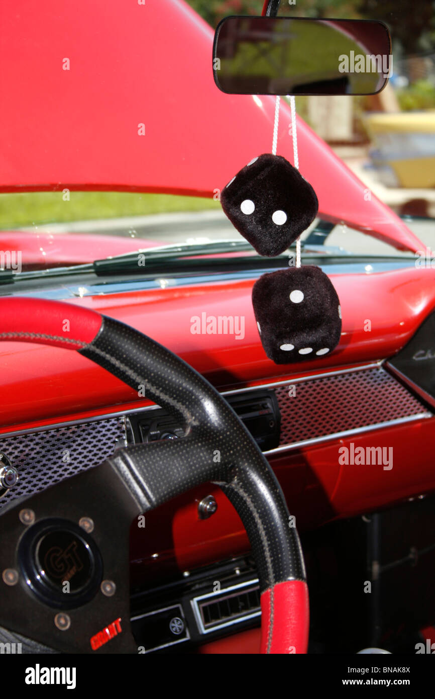 Stock Foto immagine del rosso e nero interno di un antico Chevrolet auto. Foto Stock
