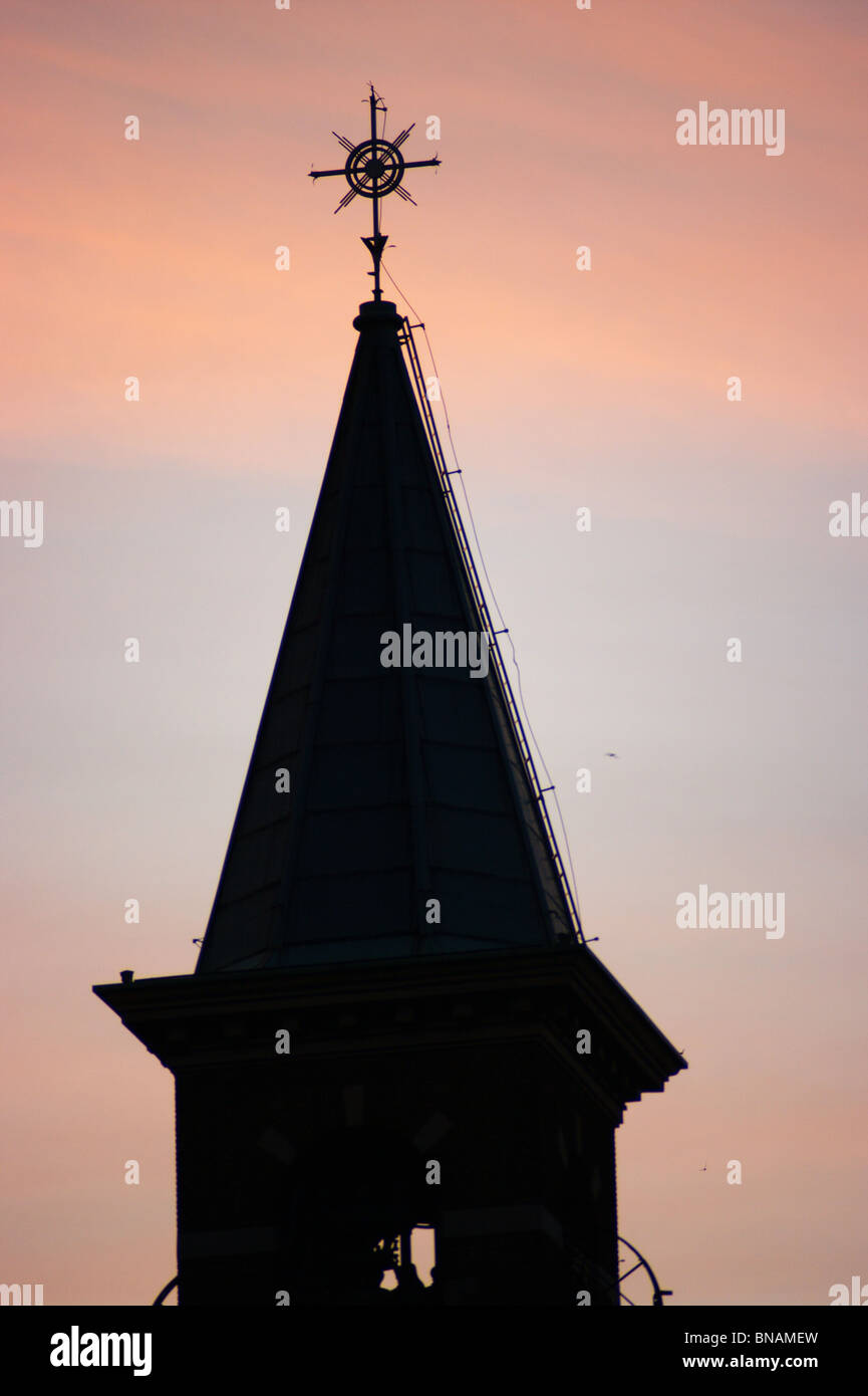 Legnano SS Martiri campanile al tramonto Foto Stock