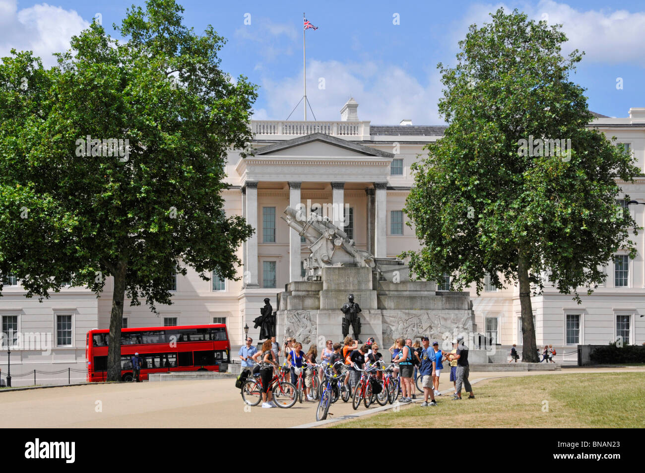 Ciclo tour di gruppo e la Royal Artillery Memorial con Lanesborough Hotel oltre Foto Stock