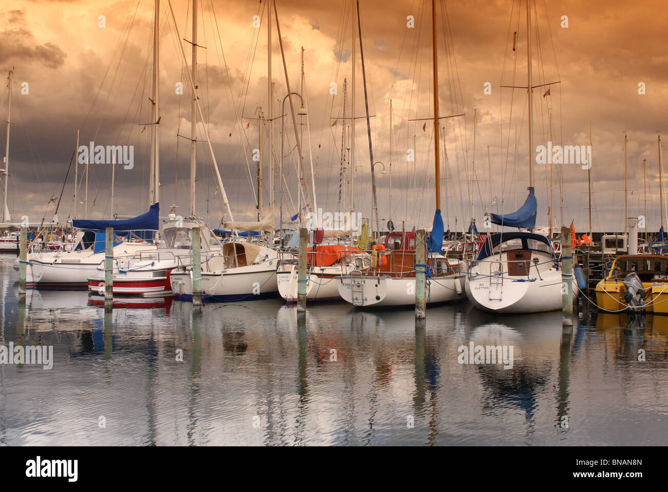 Sulla costa danese a nord-seeland in Vedbaek - arancione filtro ottico utilizzato (nessuna manipolazione) Foto Stock