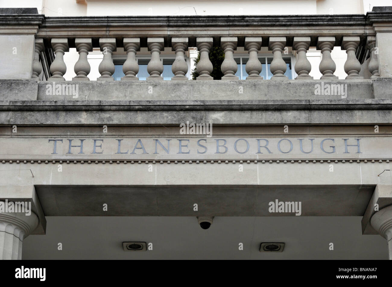 Close up di segno principale di cui sopra Knightsbridge ingresso Lanesborough Hotel 5 stelle lusso costoso hotel con balcone in pietra balaustra sopra London REGNO UNITO Foto Stock