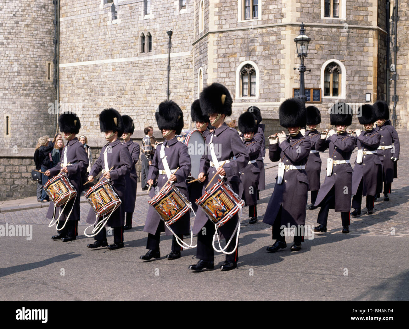 Grenadier Guards bandsmen cambiando i compiti di guardia al Castello di Windsor Foto Stock