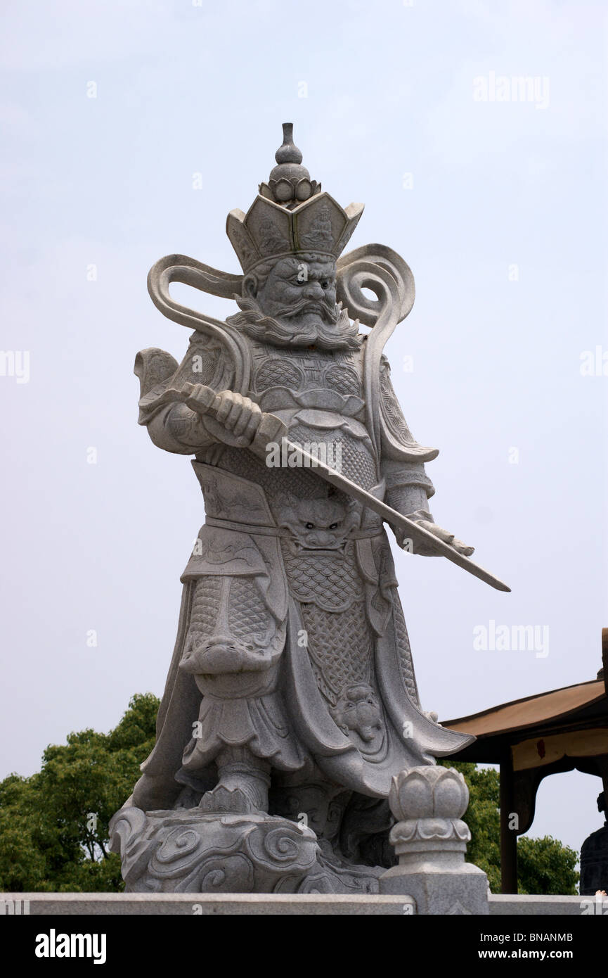 Statua di uno dei quattro re celeste, Puji monastero Buddista, Putuoshan Isola, Zheijang provincia, Cina Foto Stock