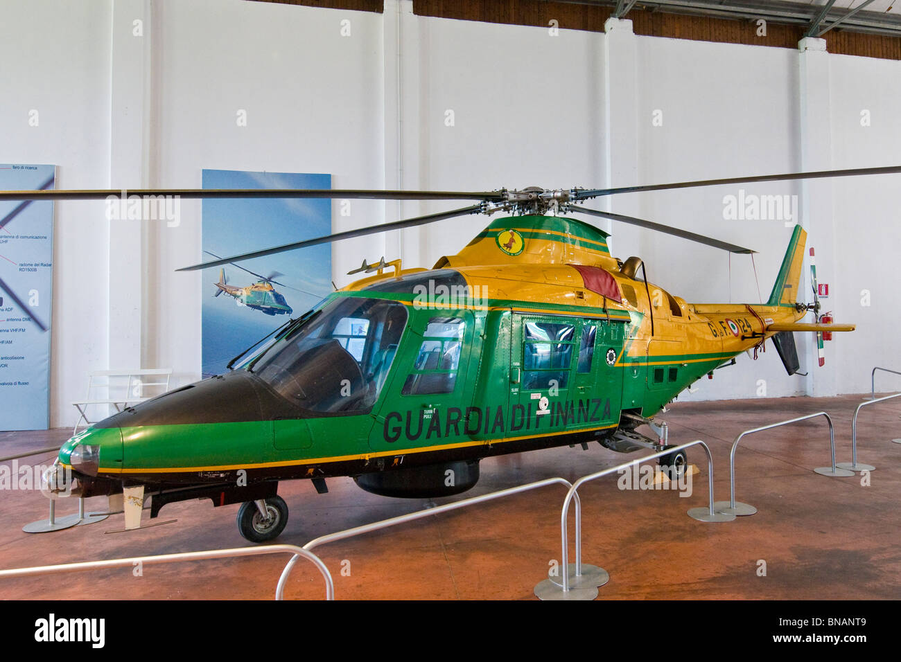 Elicottero della finanza italiana di polizia, Volandia fly museum, l'aeroporto di Malpensa, Italia Foto Stock