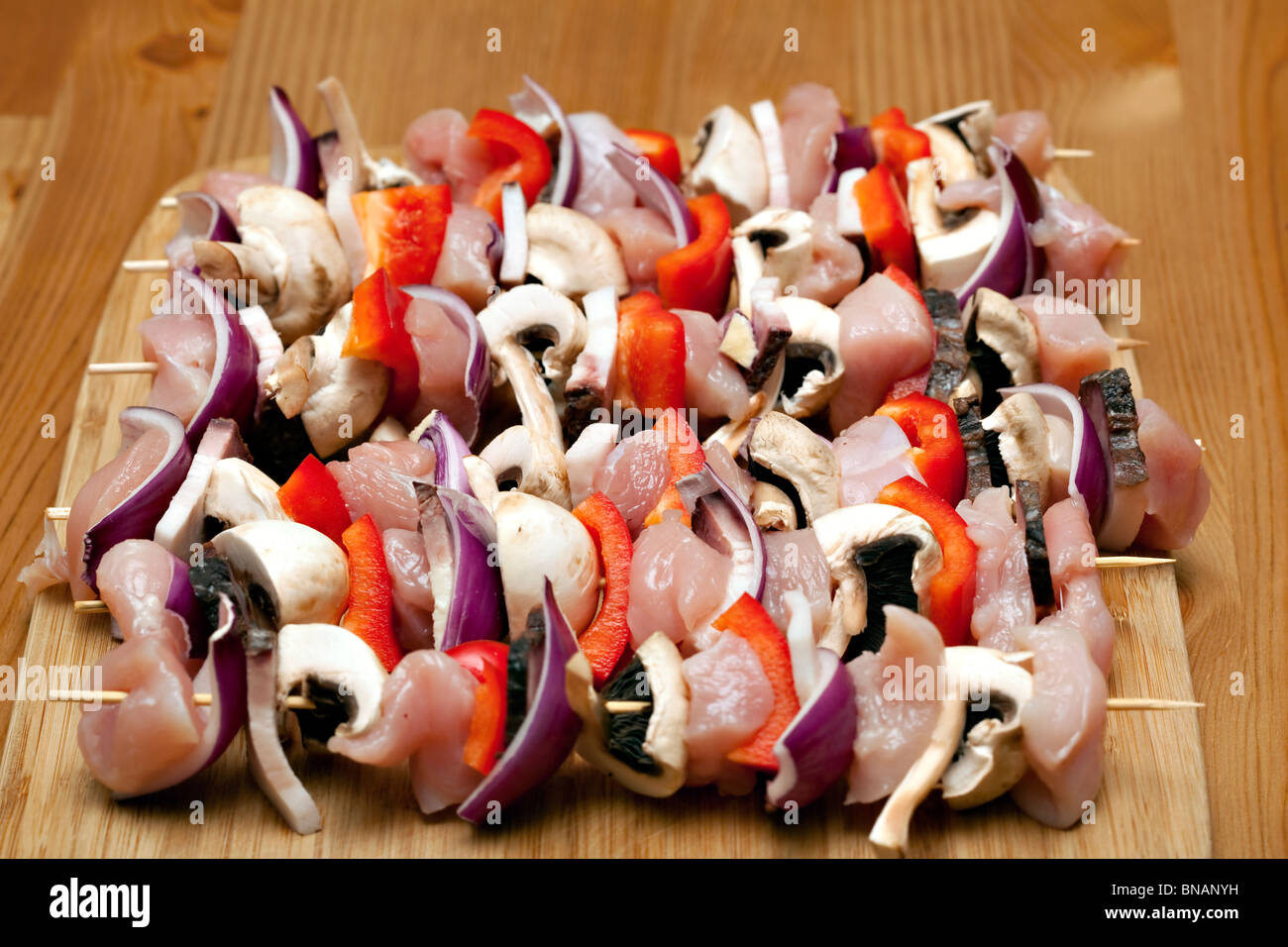 Il pollo crudo e spiedini di vegetali. Foto Stock