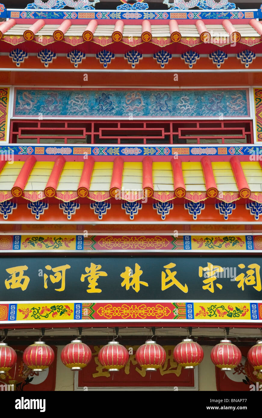 Coloratissimo negozio di fronte a Chinatown Malacca Melaka Malaysia Foto Stock