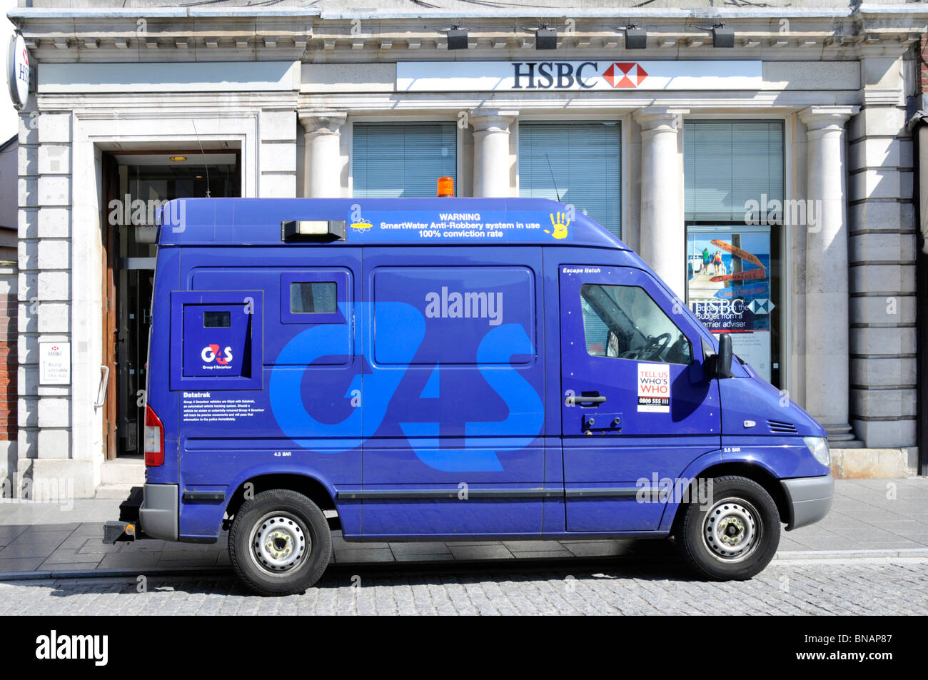 Gruppo 4 Securicor van parcheggiato in negozi di high street Foto Stock