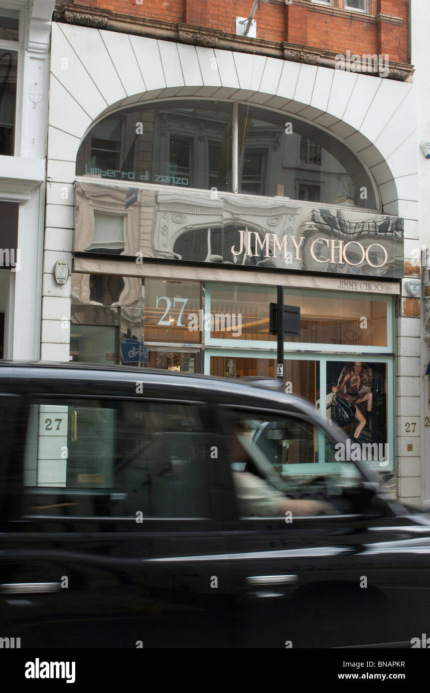 Un Black Cab aziona passato il Jimmy Choo negozio di scarpe a Londra. Regno Unito. Foto Stock
