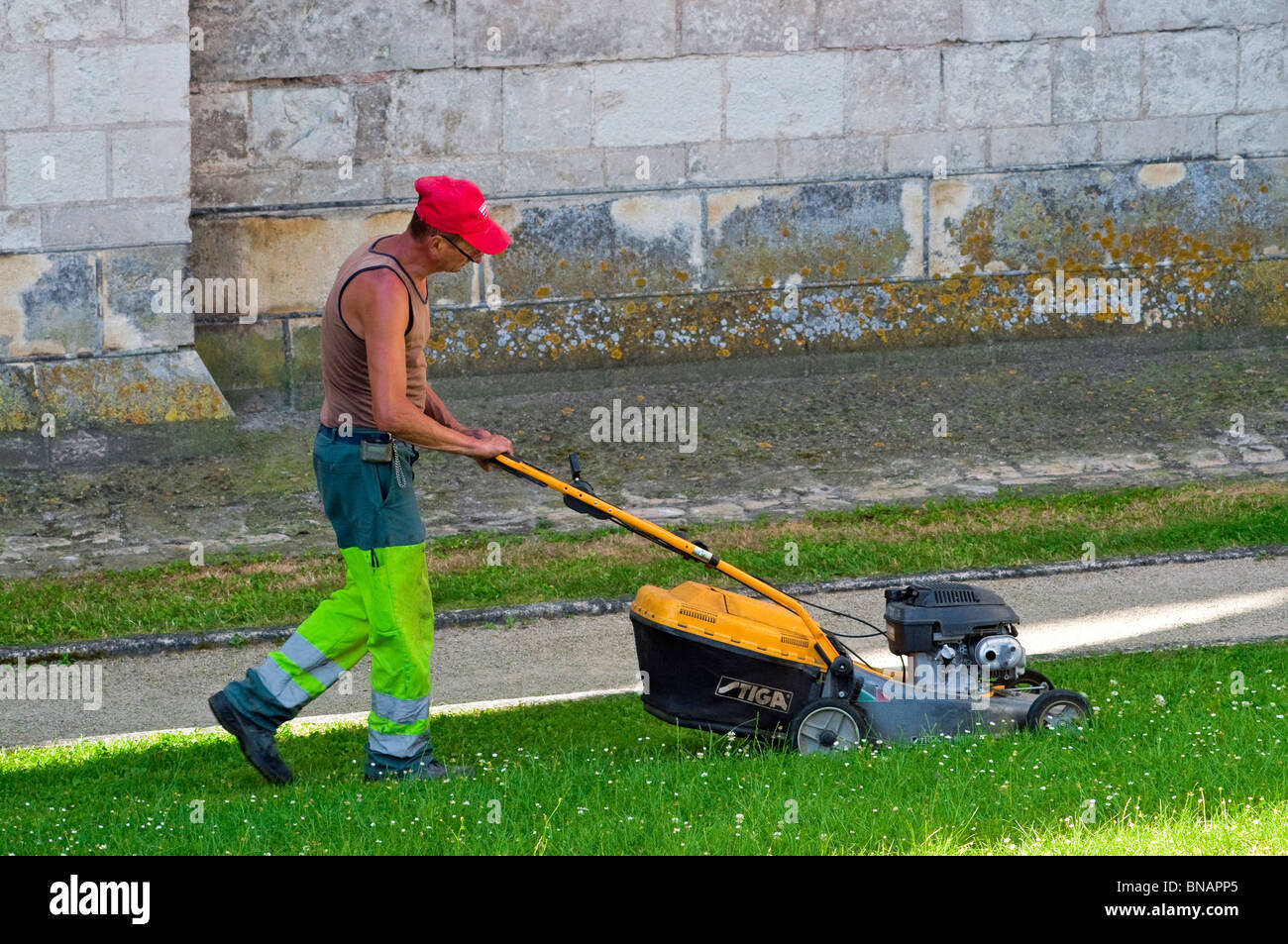 Città del consiglio operaio la falciatura di erba - Francia. Foto Stock