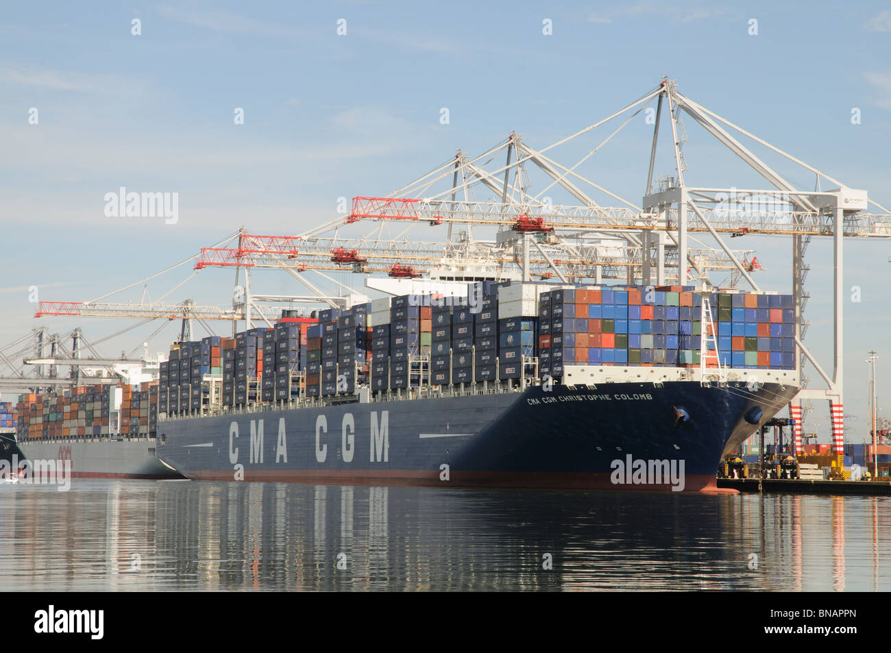 Uno dei mondi più grandi navi portacontainer CMA CGM Christophe Colomb sulla banchina a DP World Southampton England Regno Unito Foto Stock