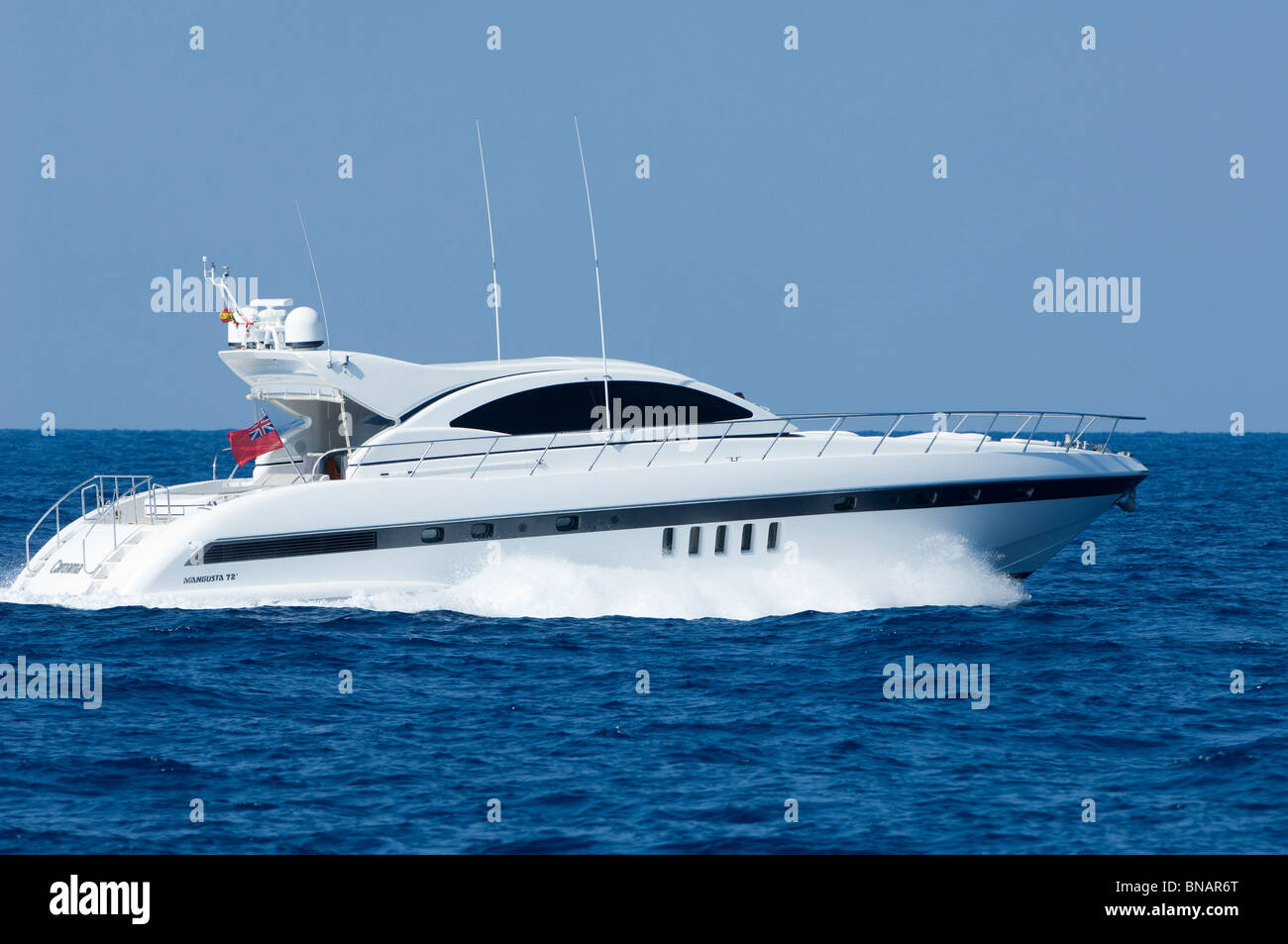 Una Mangusta 72 power boat in velocità nel Mare Mediterraneo vicino a Maiorca, isole Baleari, Spagna Foto Stock