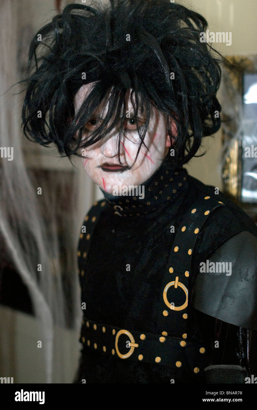 Uomo che indossa abiti fantasiosi vestito come Edward Mani di Forbice Foto  stock - Alamy
