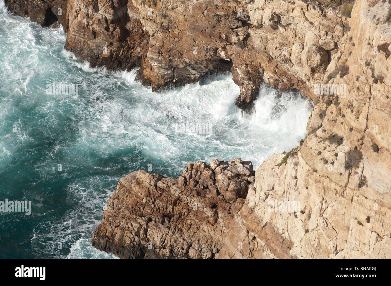 Navigare in sterline su una spiaggia rocciosa. Visto dall'aria. Foto Stock