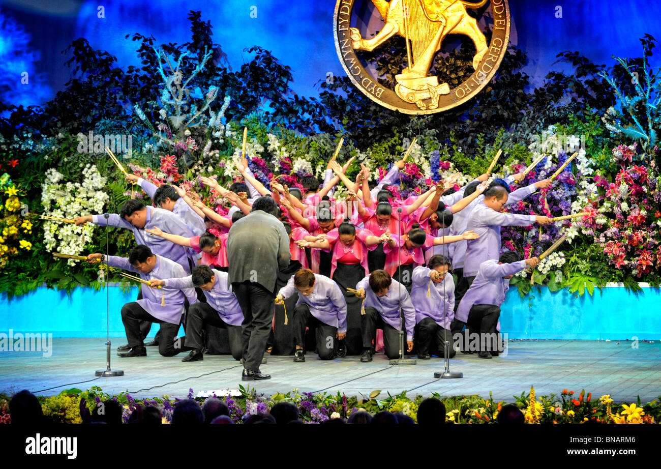 Università di Santo Tomas cantanti dalle Filippine vincendo il coro della concorrenza mondiale 2010 in Llangollen Foto Stock