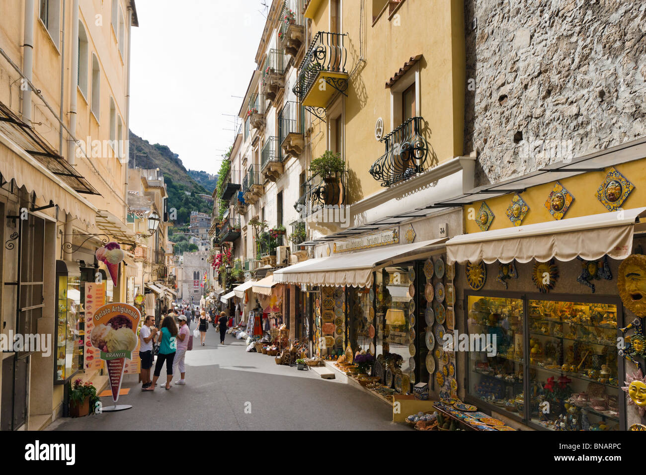 I negozi sulla Via teatro Greco nella città vecchia, Taormina, costa Sud Orientale, Sicilia, Italia Foto Stock