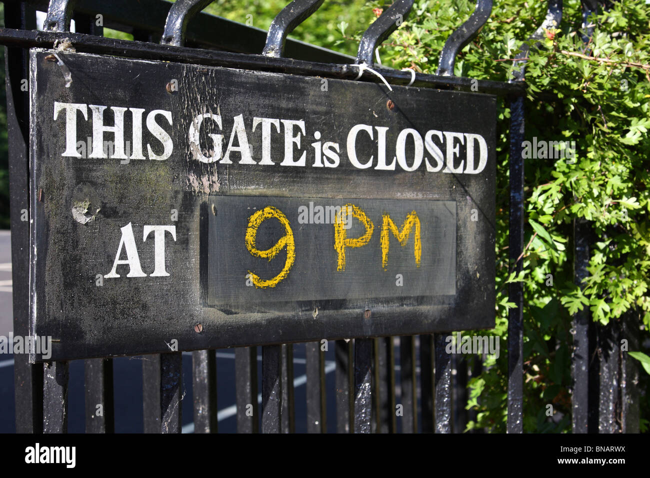Un segno sulle porte del parco in una città del Regno Unito. Foto Stock