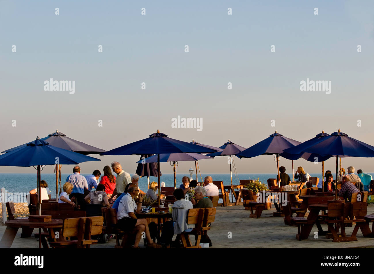 Bar che si affaccia sul mare, Bexhill, East Sussex, Regno Unito Foto Stock