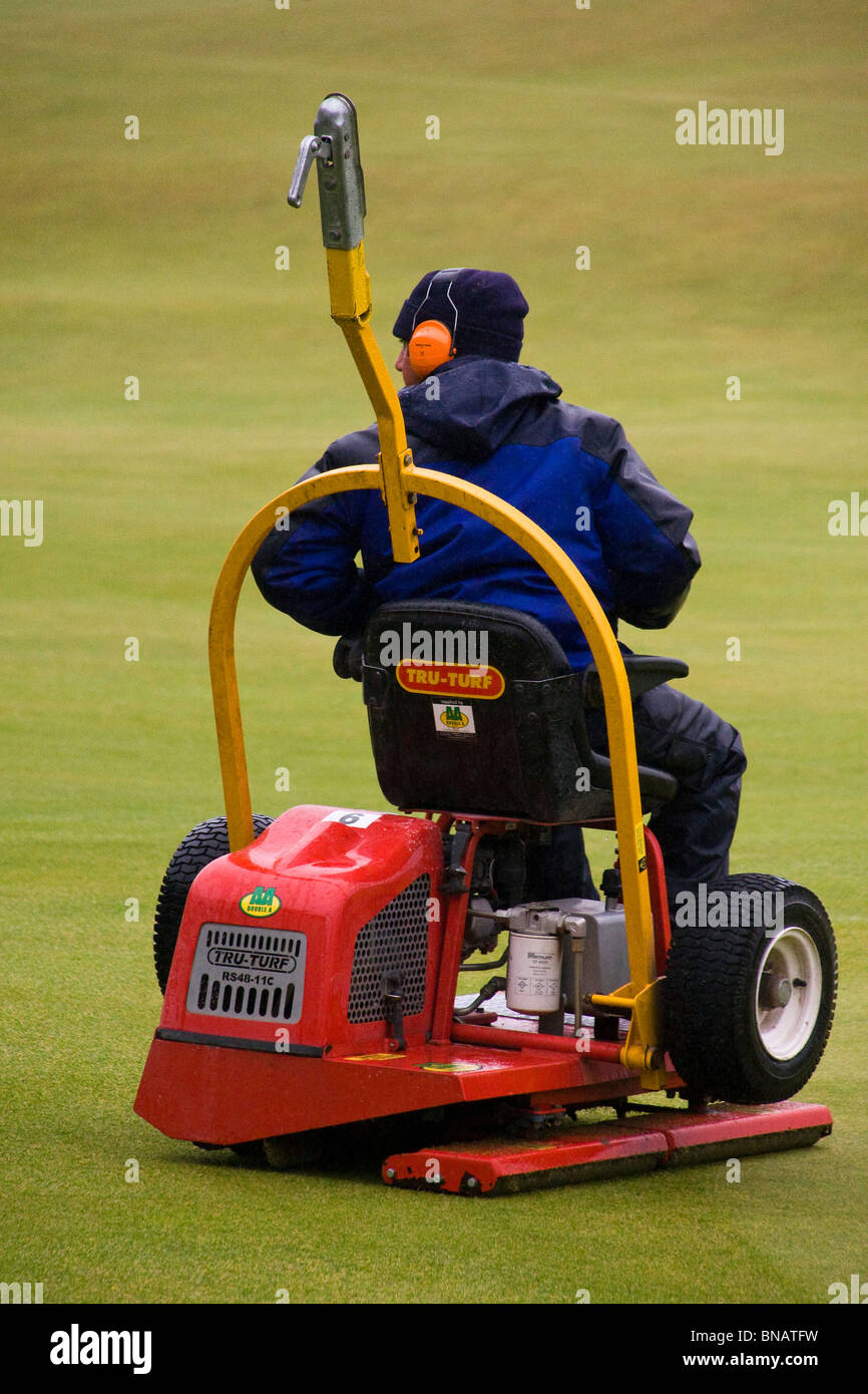 Green Keeper con grandi tosaerba preparare i verdi per il 2010 British Open di Golf Championships a St Andrews, Regno Unito Foto Stock