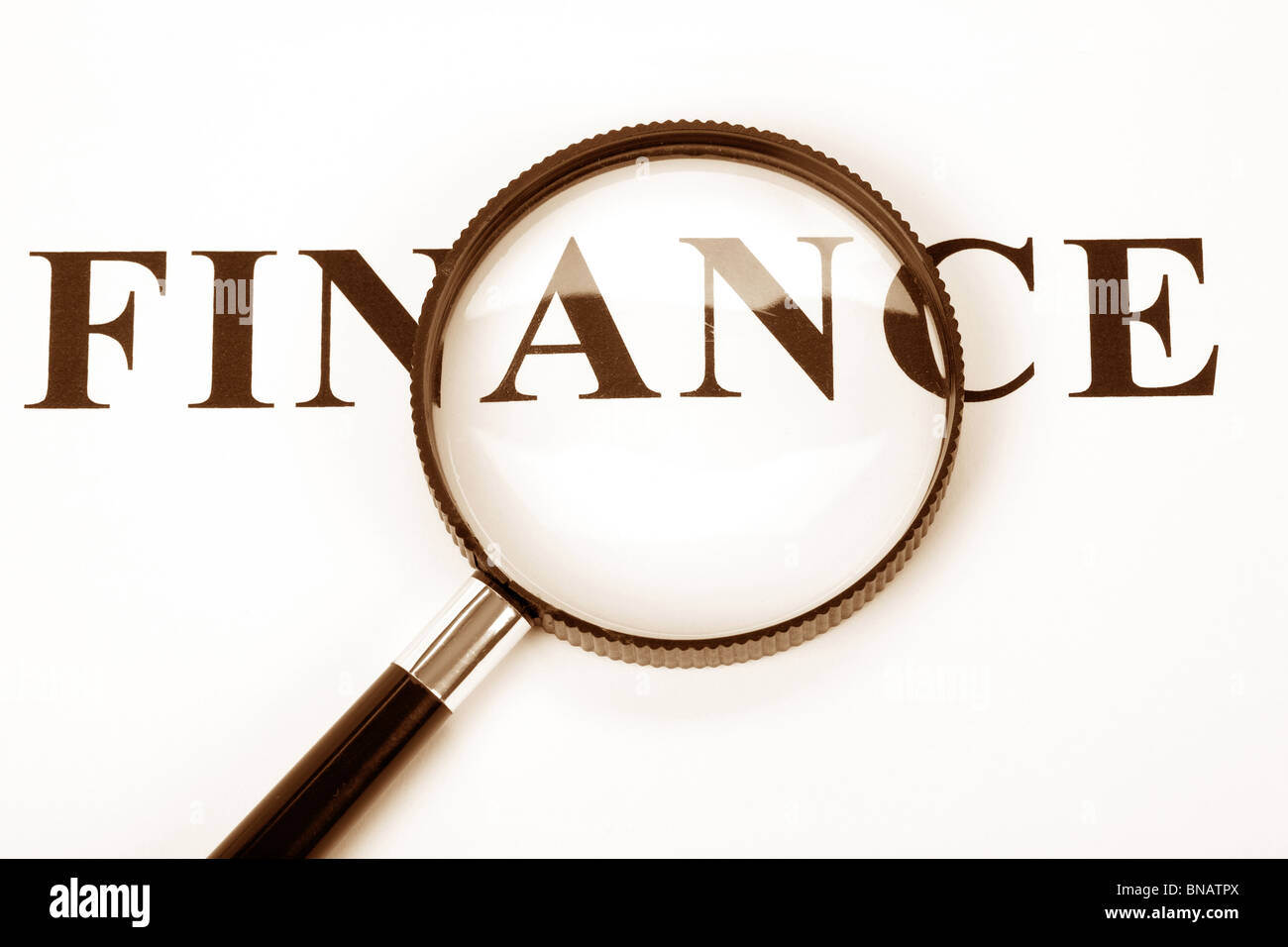 Headline finanziare con lente di ingrandimento, la nozione di decisione finanziaria Foto Stock