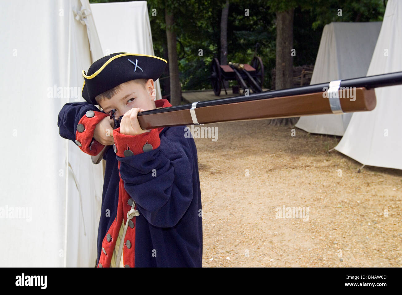 Un giovane visitatore con una pistola giocattolo si veste come un esercito continentale soldato a Yorktown Victory Center, un museo vivente di storia a Yorktown, Virginia, Stati Uniti d'America. Foto Stock