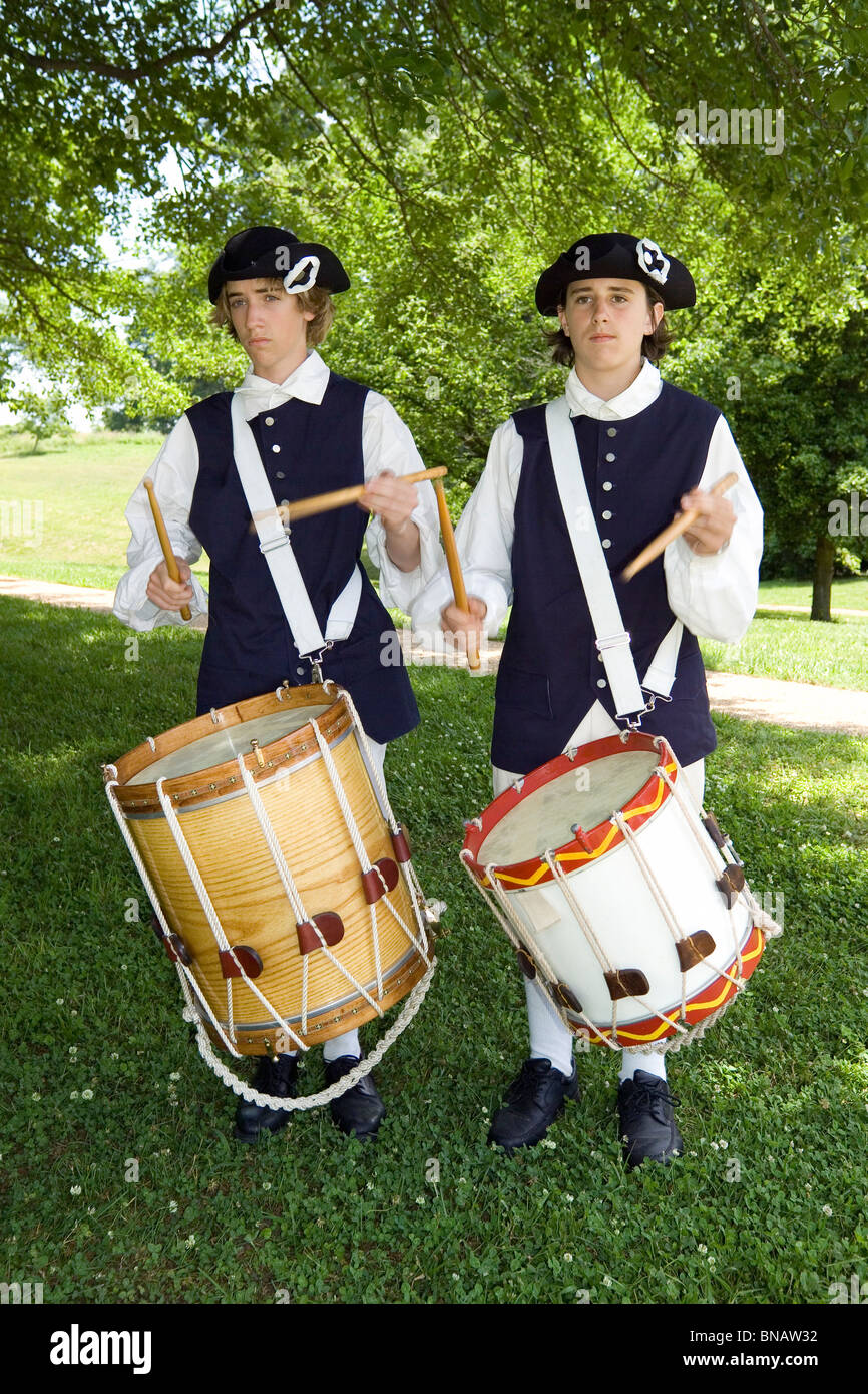 Due batteristi giovani in periodo di uniformi ricordare la guerra rivoluzionaria americana giorni durante il 1780s a Yorktown Battlefield in Yorktown, Virginia, Stati Uniti d'America. Foto Stock