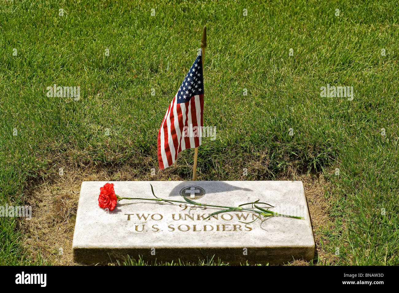 Una bandiera americana e un fiore di onorare le tombe di due ignoti soldati statunitensi della guerra civile a Yorktown Cimitero Nazionale a Yorktown, Virginia, Stati Uniti d'America. Foto Stock