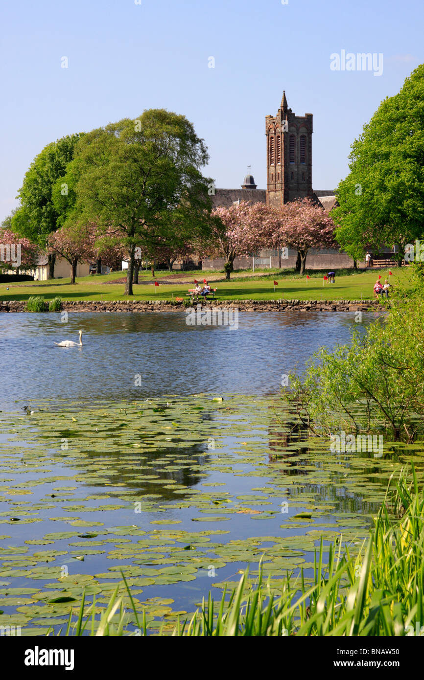 Carlingwark Loch e park, Castle Douglas, Dumfries and Galloway, Scozia su una giornata di primavera. Foto Stock