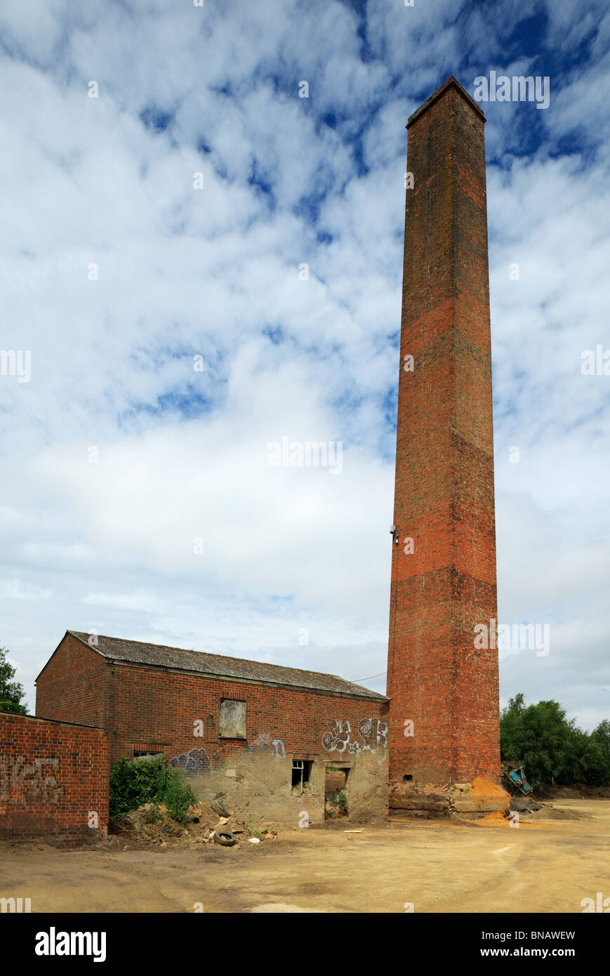 Vecchia fabbrica di mattoni camino. Foto Stock