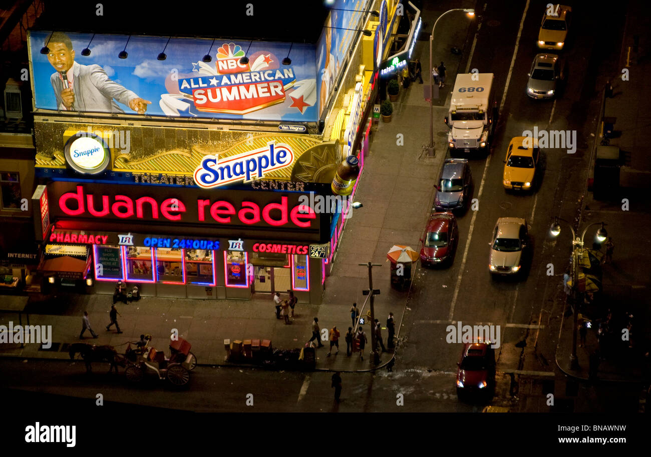 Un Duane Reade store si illumina una scena di strada nella città di New York a tarda notte. Foto Stock