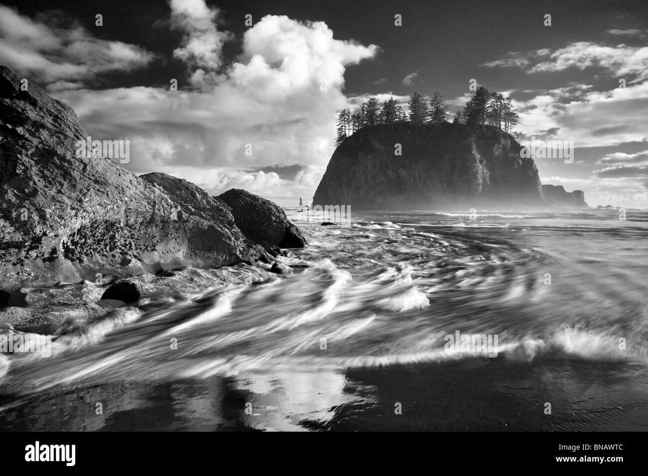 Il pianto Lady Rock e surf a seconda spiaggia. Il Parco nazionale di Olympic, Washington Foto Stock