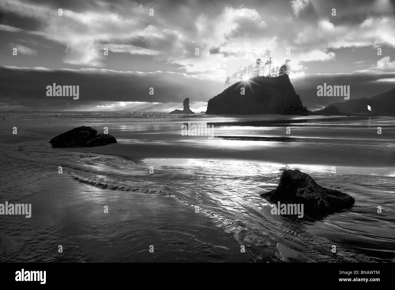 Tramonto con flusso a seconda spiaggia. Il Parco nazionale di Olympic, Washington Foto Stock