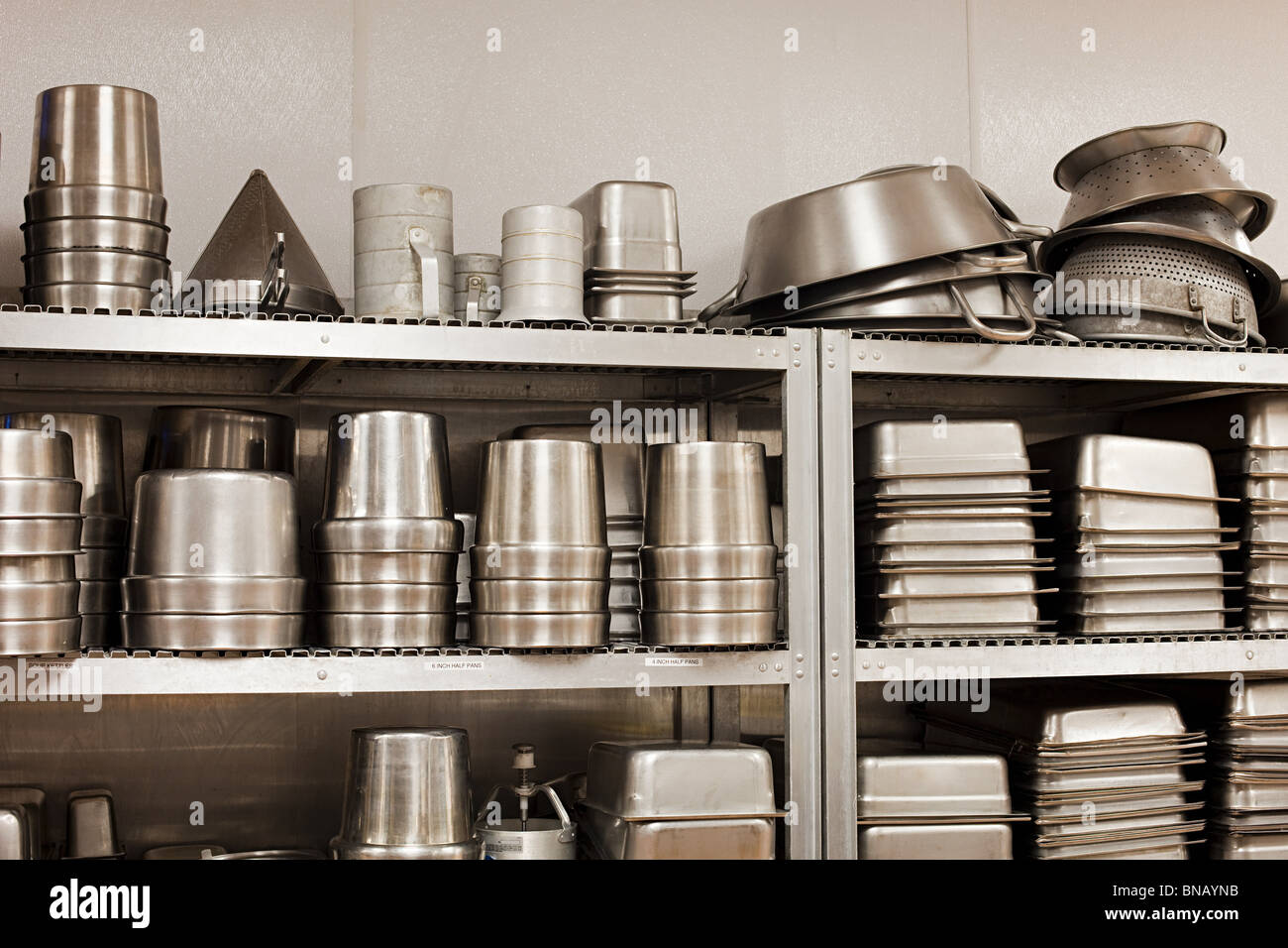 Utensili da cucina e teglie, cucina commerciale Foto Stock