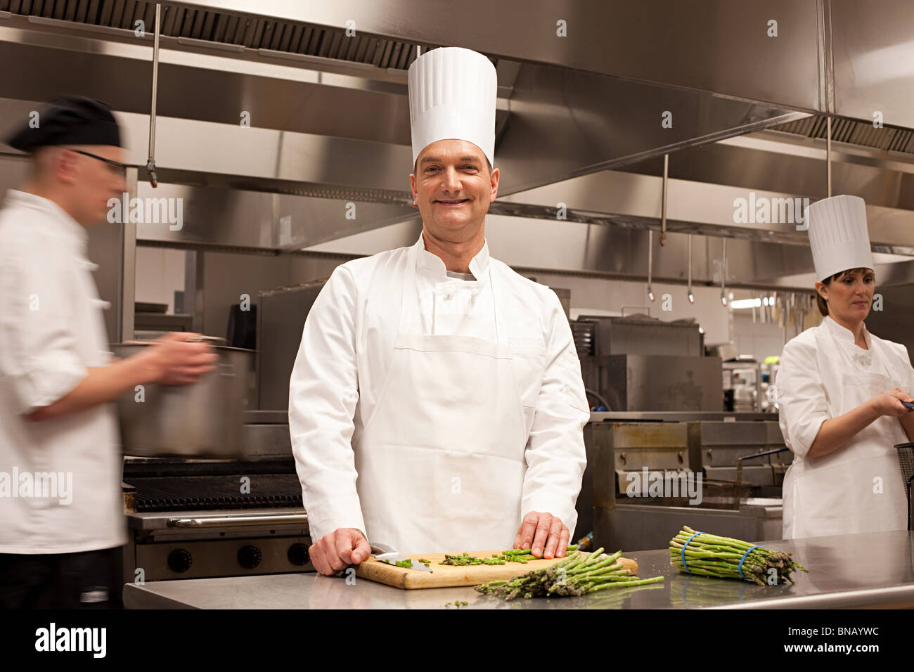 Chefs preparare il cibo in cucina commerciale Foto Stock