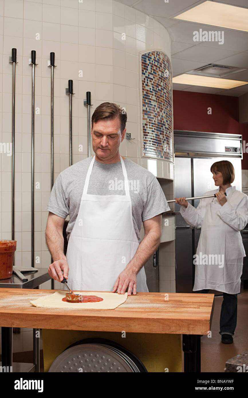 Chefs preparare il cibo in cucina commerciale Foto Stock