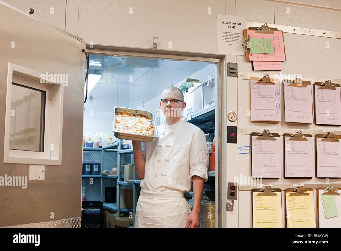 Lo chef maschio nel camminare in congelatore in cucina commerciale Foto Stock