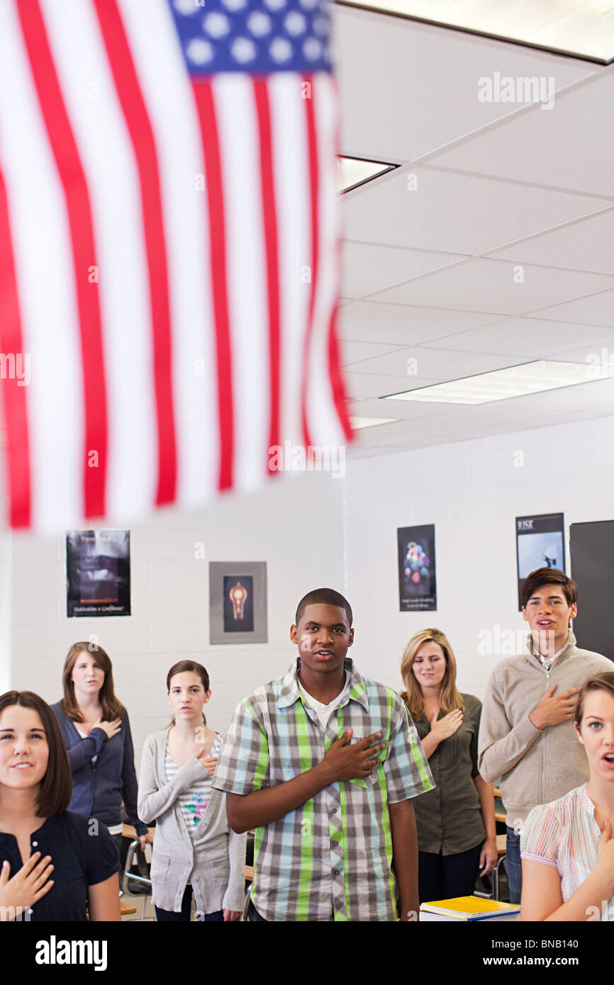 Gli studenti delle scuole superiori il giuramento di fedeltà alla bandiera americana Foto Stock