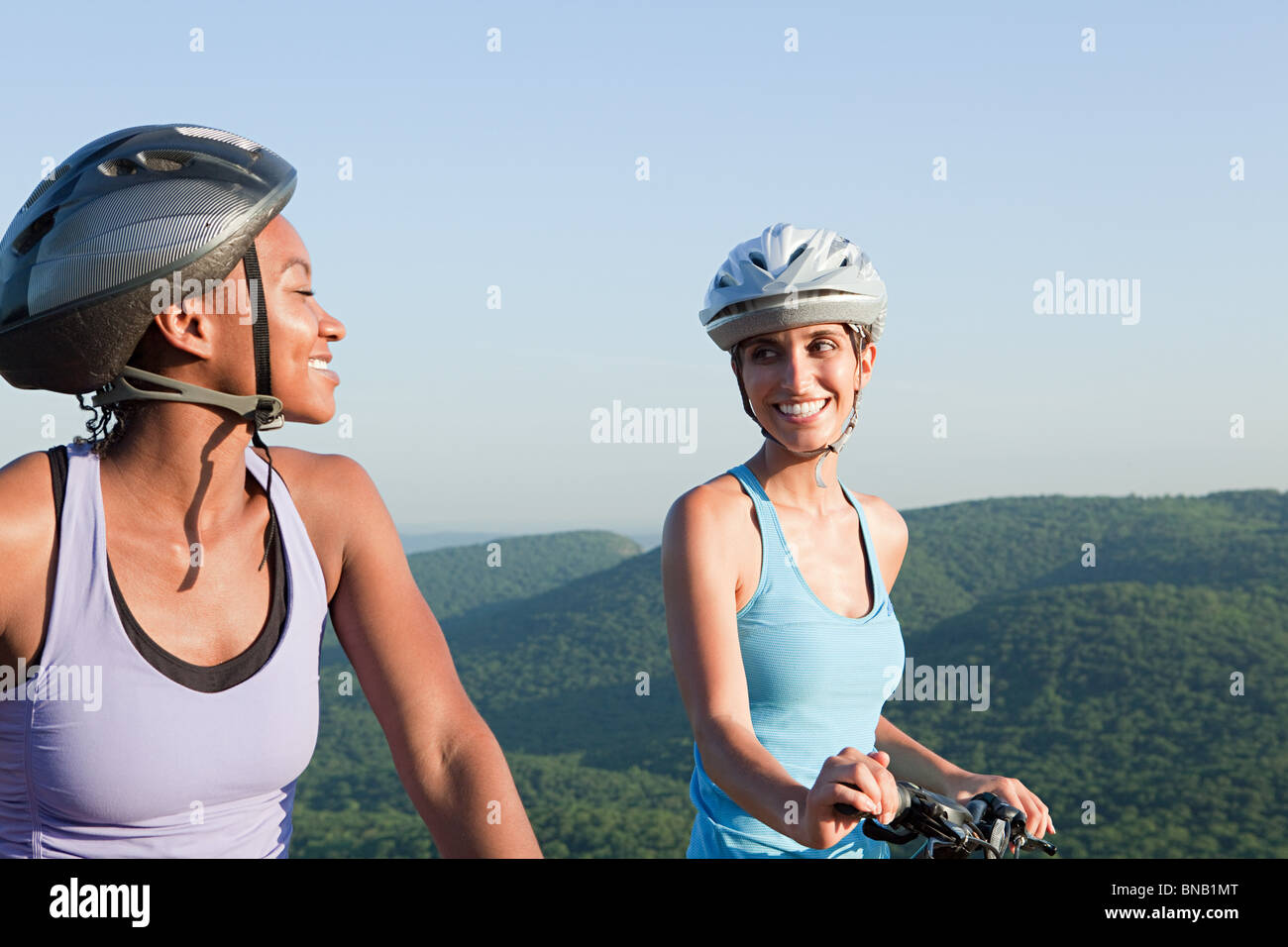 Due ciclisti femmina, rurale scena Foto Stock