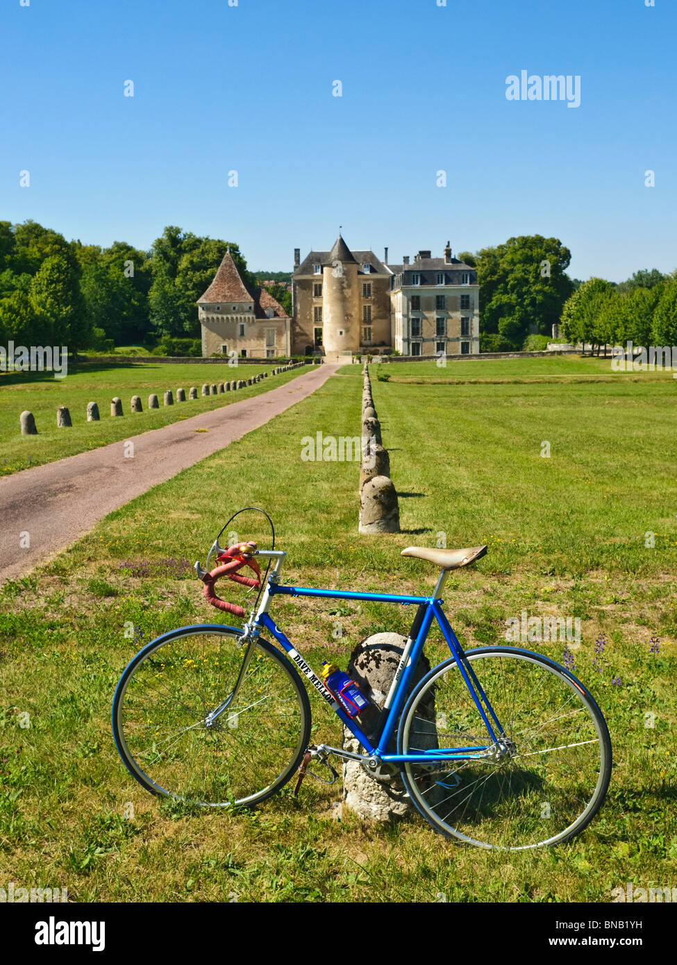 Fissa la ruota di bicicletta anteriore del Chateau Boussay, Indre-et-Loire, Francia. Foto Stock