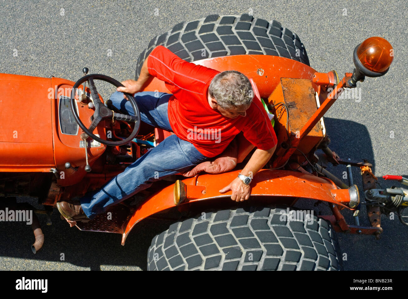 Vecchia Renault trattore utilizzato dal consiglio comunale - Francia. Foto Stock