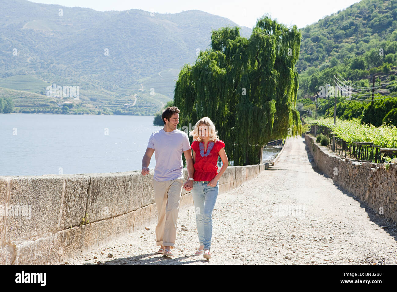 Giovane nel percorso dal fiume Douro Foto Stock