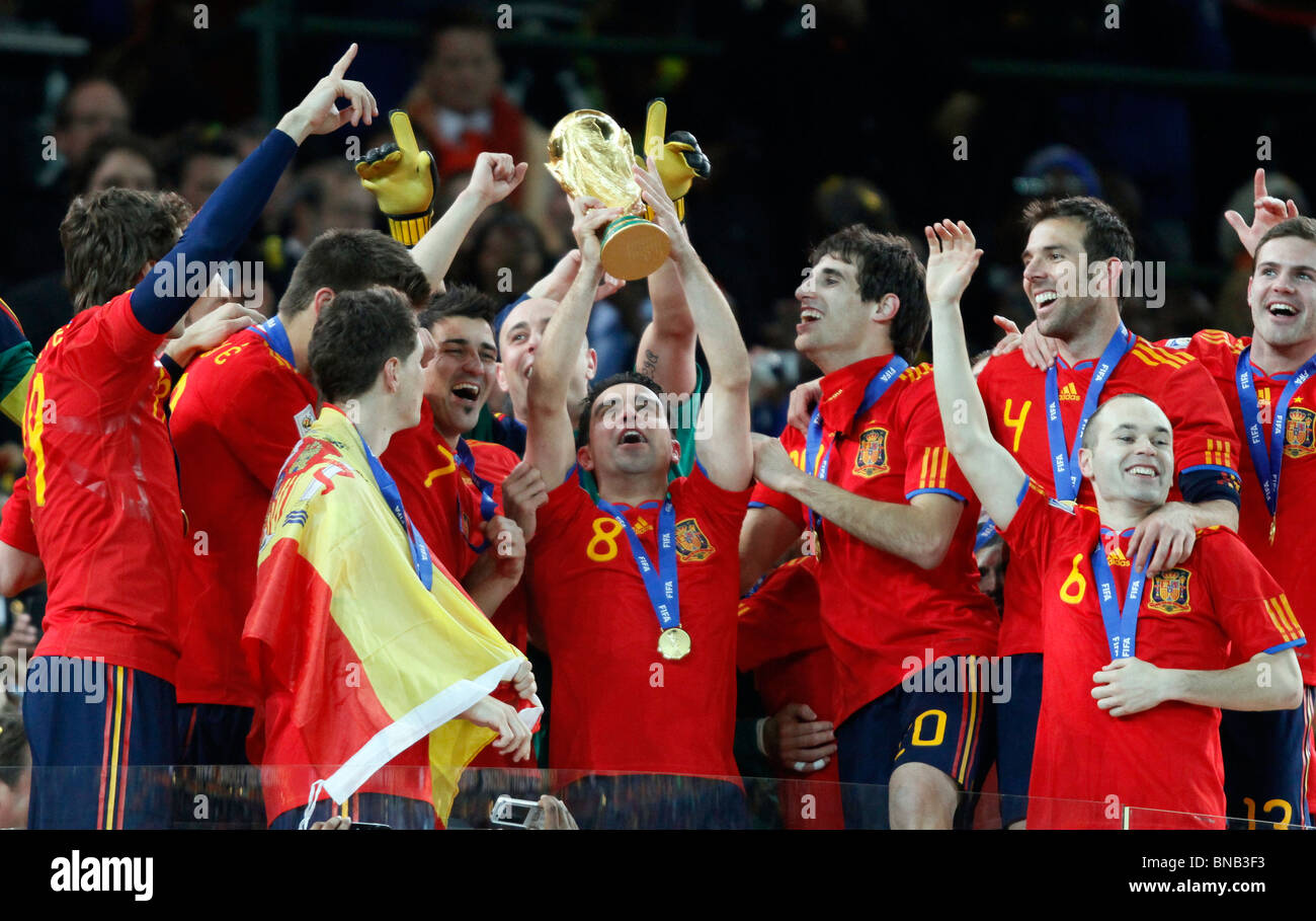 XAVI & team spagnolo con il W V PAESI BASSI SPAGNA SOCCER CITY Johannesburg Sudafrica 11 Luglio 2010 Foto Stock